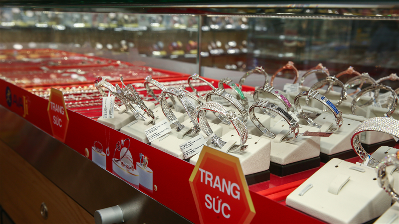 Kiểu dáng vòng tay cao cấp, tinh xảo được bày bán tại AVAJi