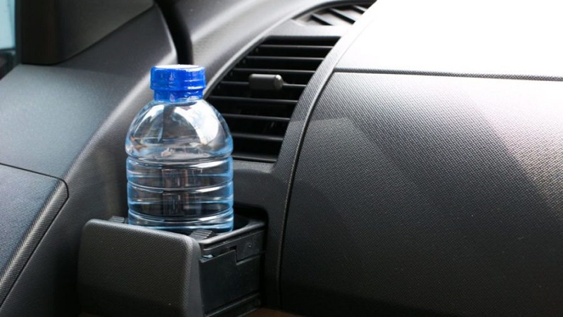 Nên bỏ chai nước vào ô tô