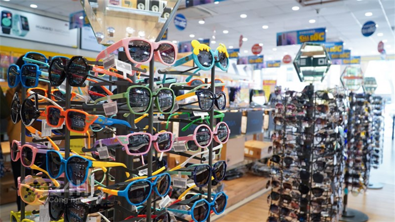 Mắt kính thời trang sành điệu, cá tính cho bạn tha hồ mà lựa chọn. Mắt kính thời trang sành điệu, cá tính cho bạn tha hồ mà lựa chọn.