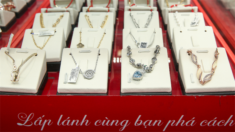 Những mẫu dây chuyền lấp lánh, sang trọng cho phái đẹp Những mẫu dây chuyền lấp lánh, sang trọng cho phái đẹp