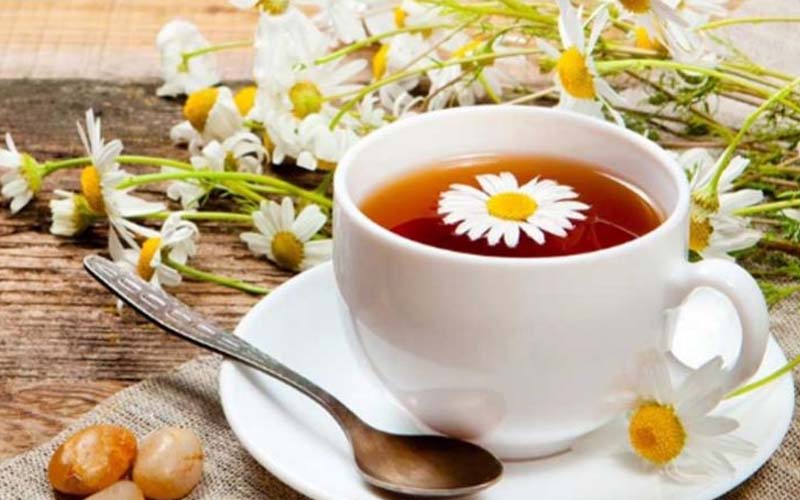 Uống nước trà hoa cúc mật ong