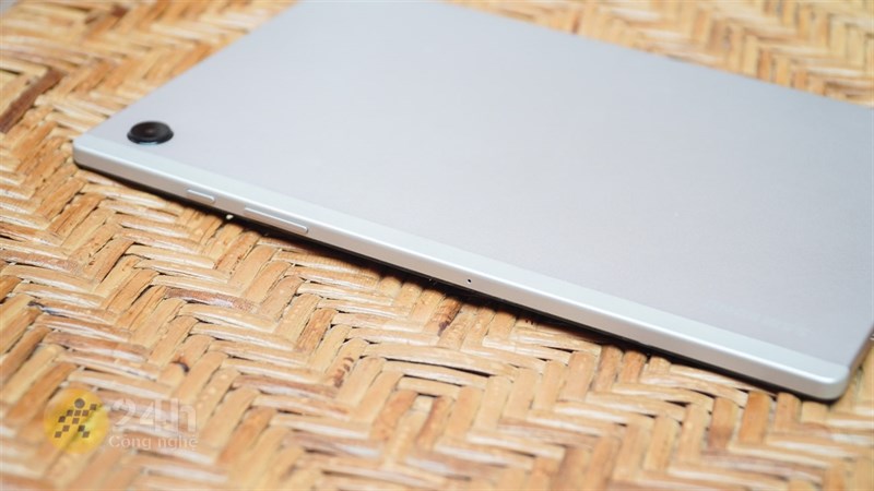 Cạnh bên phải của Samsung Galaxy Tab A8 (2022) với nút nguồn và phím tăng/giảm âm lượng