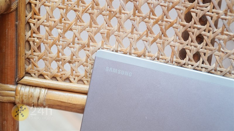 Logo Samsung được đặt ở sát dãy ăng ten của Samsung Galaxy Tab A8 (2022) 