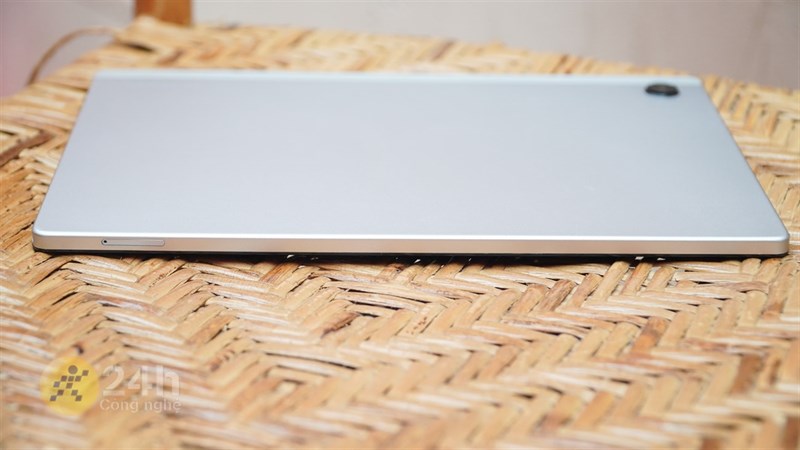 Cạnh bên phải của Samsung Galaxy Tab A8 (2022) với khe để SIM và thẻ nhớ