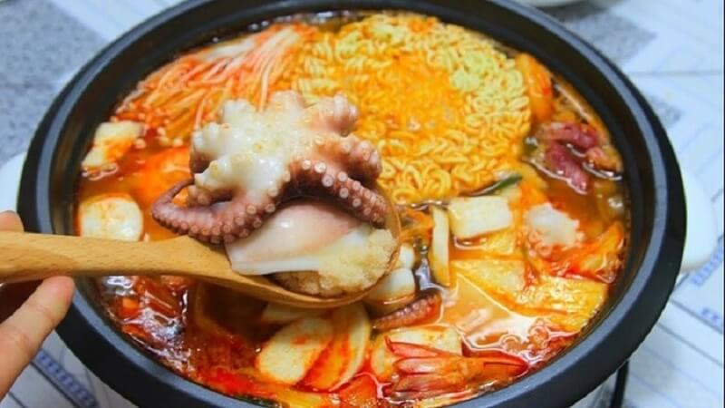 Món lẩu kim chi Hàn Quốc với màu sắc mê người, thơm nồng nàn