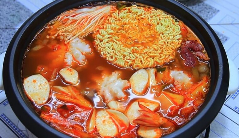 Món lẩu kim chi Hàn Quốc với màu sắc mê người, thơm nồng nàn" bị mờ