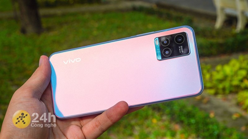 Cảm giác cầm Vivo Y33s tương đối nhẹ và thoải mái