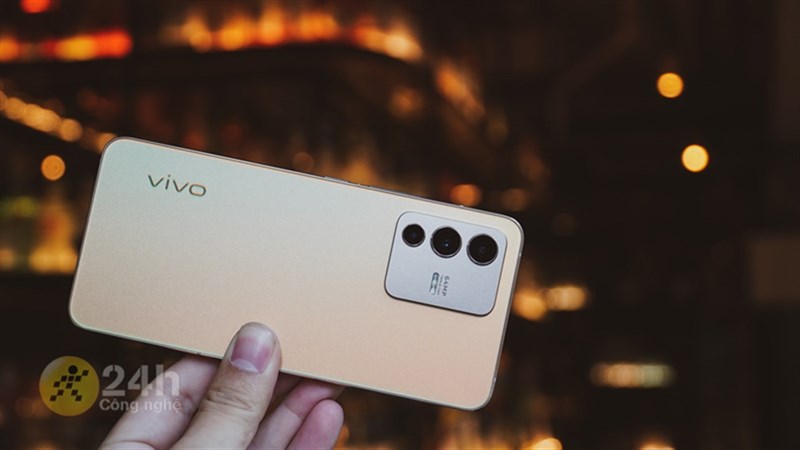 Vivo V23 5G mang lại ngoại hình cuốn hút, độc đáo, ấn tượng tốt ngay khi chạm mắt người dùng