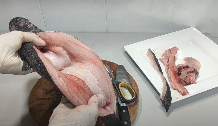 Bỏ túi ngay 3 cách lóc xương cá lóc nhanh-gọn-lẹ cho bữa cơm gia đình