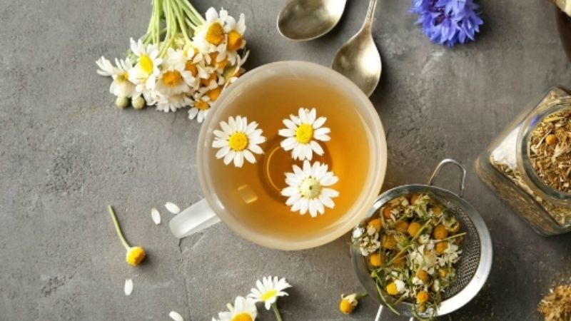 Sau khi ăn nhiều dầu mỡ nên uống trà hoa cúc