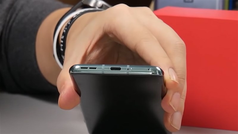 Cạnh đáy của OnePlus 10 Pro