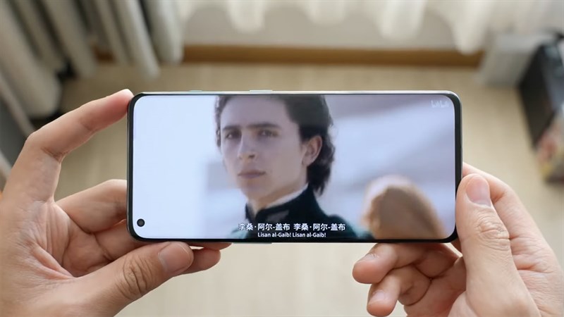 OnePlus 10 Pro được trang bị màn hình cong kích thước 6.7 inch