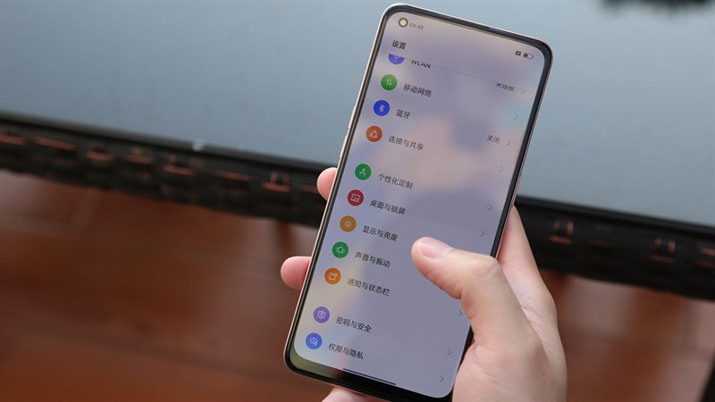 OPPO A96 5G có cảm biến vân tay trong màn hình khá tiện lợi