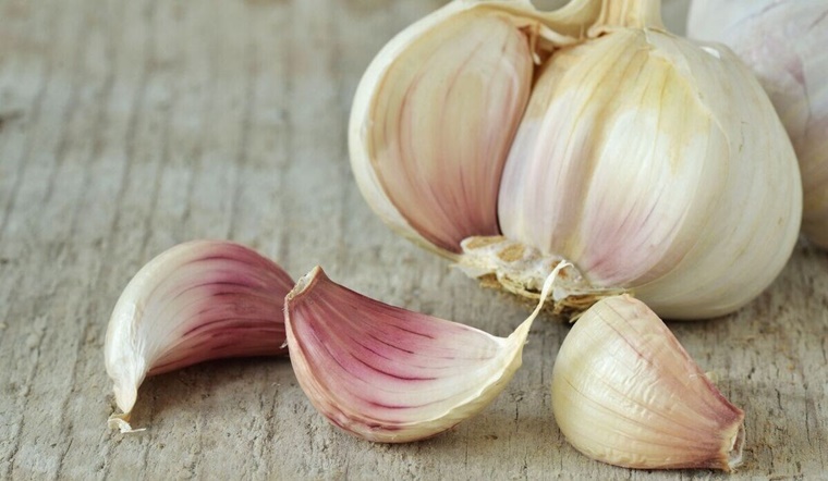 2 cách trị đầy bụng bằng tỏi để bạn ăn Tết thả ga