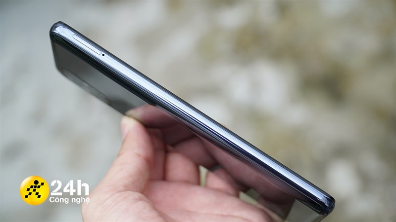 Cạnh trái của Samsung Galaxy M51