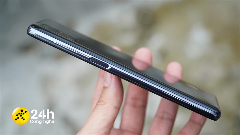 Cạnh phải của Samsung Galaxy M51