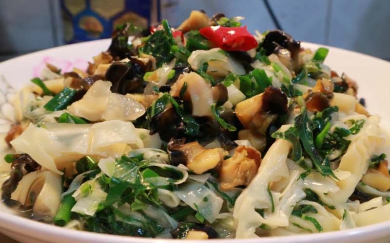 Tell you how to make delicious fried snail with sour bamboo shoots to attract the whole family
