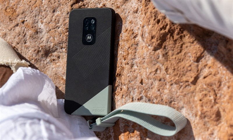 Motorola Defy (2021) cũng là một thiết bị có độ bền cao