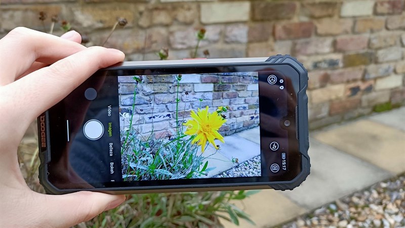 Doogee S58 Pro sở hữu một thân hình cứng cáp, hầm hố