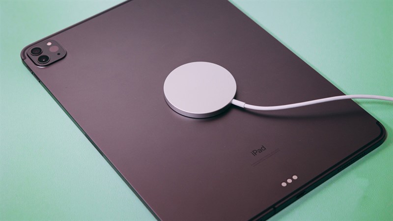 Minh họa sạc không dây trên iPad
