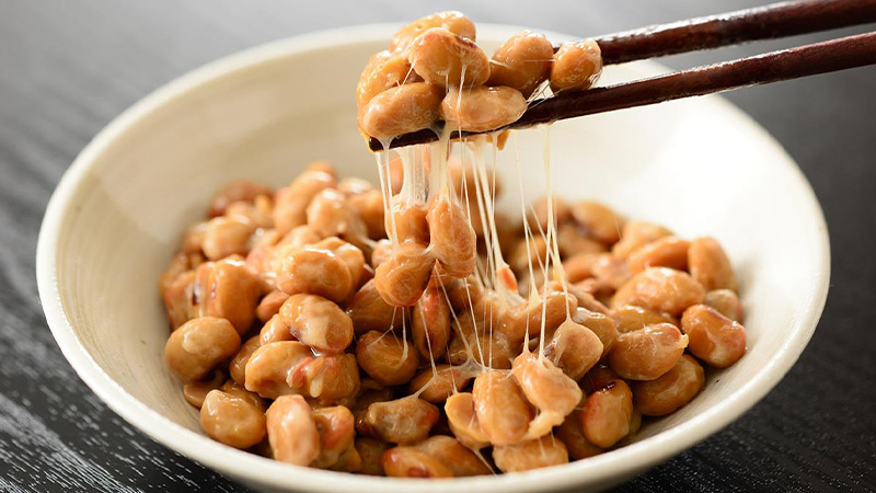 Natto có hương vị đặc biệt và kết cấu nhầy