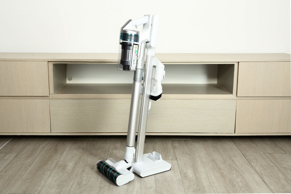 Máy hút bụi không dây Samsung VS15R8544S1/SV có thể dễ dàng điều chỉnh độ dài thân máy, giúp bạn di chuyển linh động khi sử dụng