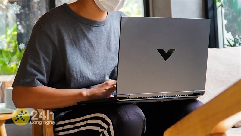 HP Gaming VICTUS 16 e0170AX R7 trông không bị rẻ tiền hay ọp ẹp, kém chất lượng mà khung máy khá chắc chắn, cứng cáp và bền bỉ. HP Gaming VICTUS 16 e0170AX R7 trông không bị rẻ tiền hay ọp ẹp, kém chất lượng mà khung máy khá chắc chắn, cứng cáp và bền bỉ.