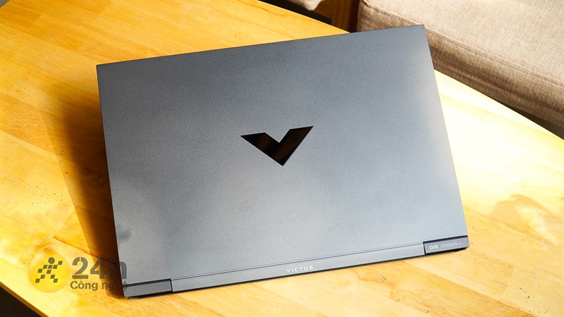 Mặt trước của HP Gaming VICTUS 16 e0170AX R7 khá đơn giản với logo chữ V được đặt ở vị trí trung tâm. Mặt trước của HP Gaming VICTUS 16 e0170AX R7 khá đơn giản với logo chữ V được đặt ở vị trí trung tâm.