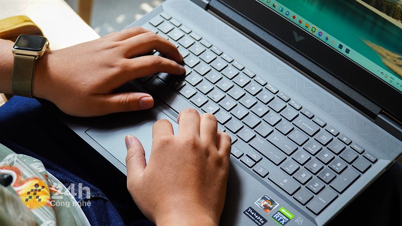 HP Gaming VICTUS 16 e0170AX R7 được trang bị bàn phím full size có cả cụm phím số được tích hợp đèn nền. HP Gaming VICTUS 16 e0170AX R7 được trang bị bàn phím full size có cả cụm phím số được tích hợp đèn nền.