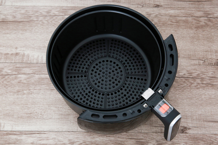 Nồi chiên không dầu Bluestone AFB-5870 5 lít có lòng nồi bằng hợp kim nhôm gia nhiệt nhanh, chống dính tốt. Nồi chiên không dầu Bluestone AFB-5870 5 lít có lòng nồi bằng hợp kim nhôm gia nhiệt nhanh, chống dính tốt.