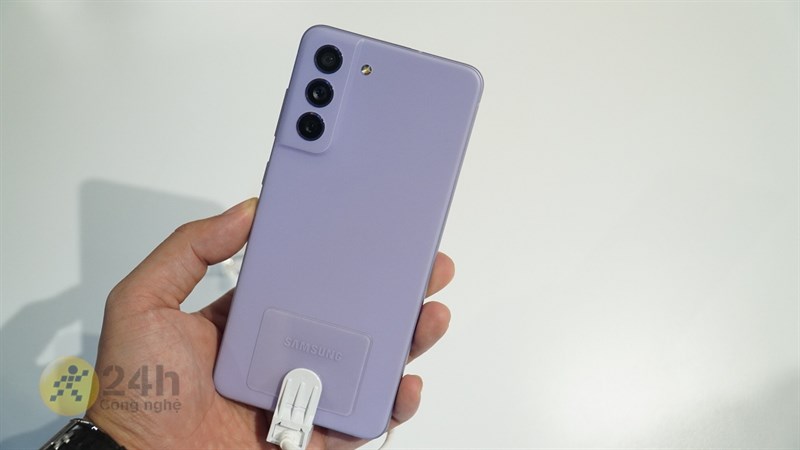 Galaxy S21 FE 5G sở hữu cụm camera xếp dọc trên mặt lưng của máy