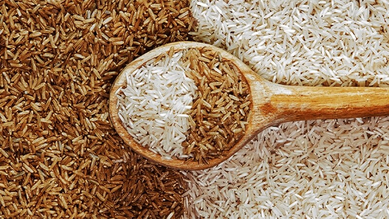 Gạo trắng có giá thành rẻ hơn so với gạo lứt