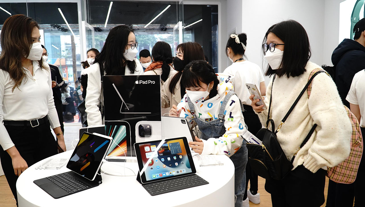TopZone tưng bừng khai trương APR đầu tiên tại Hà Nội TopZone tưng bừng khai trương APR đầu tiên tại Hà Nội