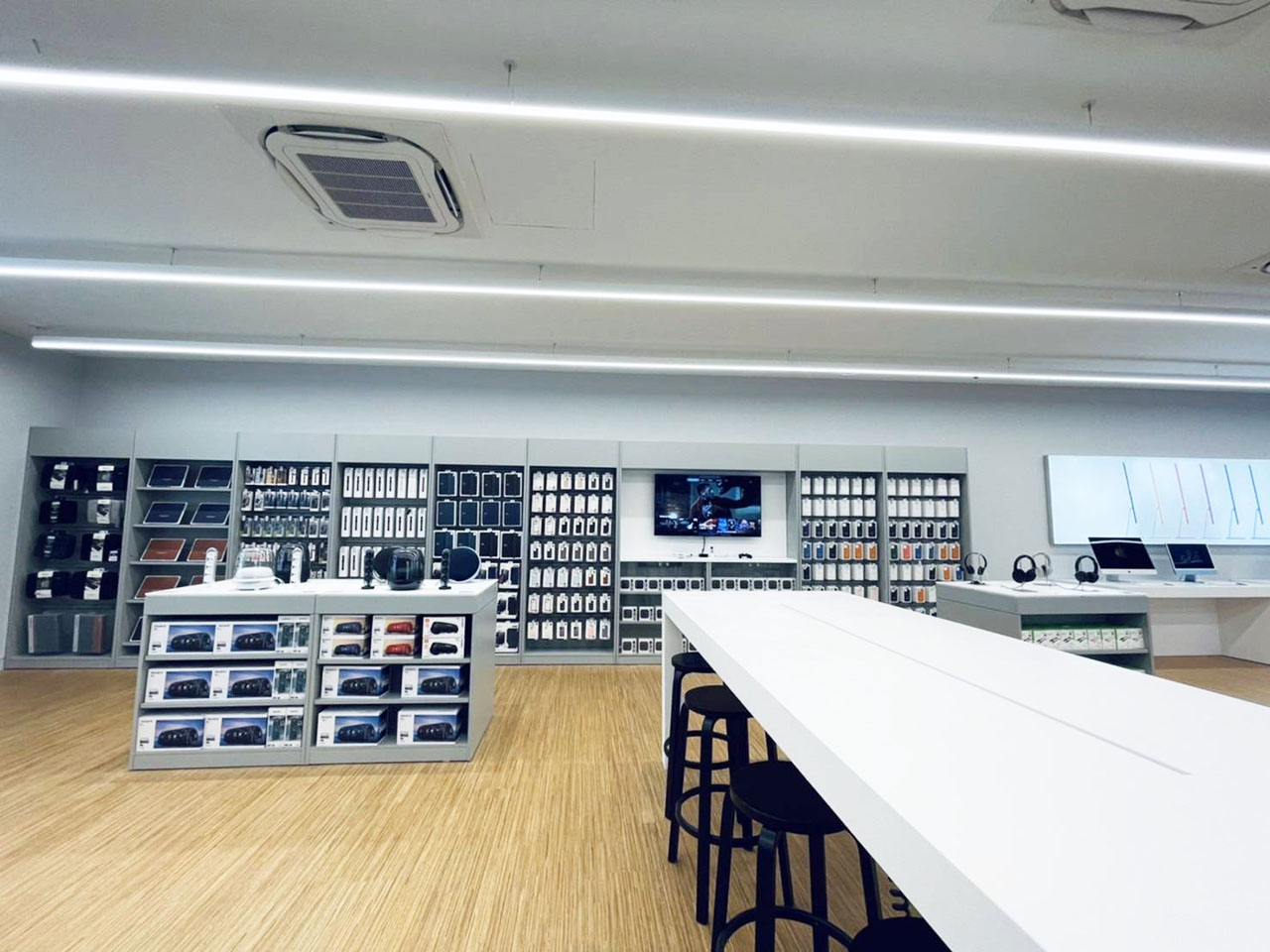 Vào chính ngày hôm nay, TopZone tưng bừng khai trương Apple Premium Reseller (APR) đầu tiên tại Hà Nội. Các bạn có thể đến trực tiếp cửa hàng hoặc chọn giao hàng tận nơi để được tận hưởng nhiều ưu đãi, khuyến mãi hấp dẫn. Trong đó nổi bật là iPhone mới giá sốc với số lượng có hạn. Vào chính ngày hôm nay, TopZone tưng bừng khai trương Apple Premium Reseller (APR) đầu tiên tại Hà Nội. Các bạn có thể đến trực tiếp cửa hàng hoặc chọn giao hàng tận nơi để được tận hưởng nhiều ưu đãi, khuyến mãi hấp dẫn. Trong đó nổi bật là iPhone mới giá sốc với số lượng có hạn.