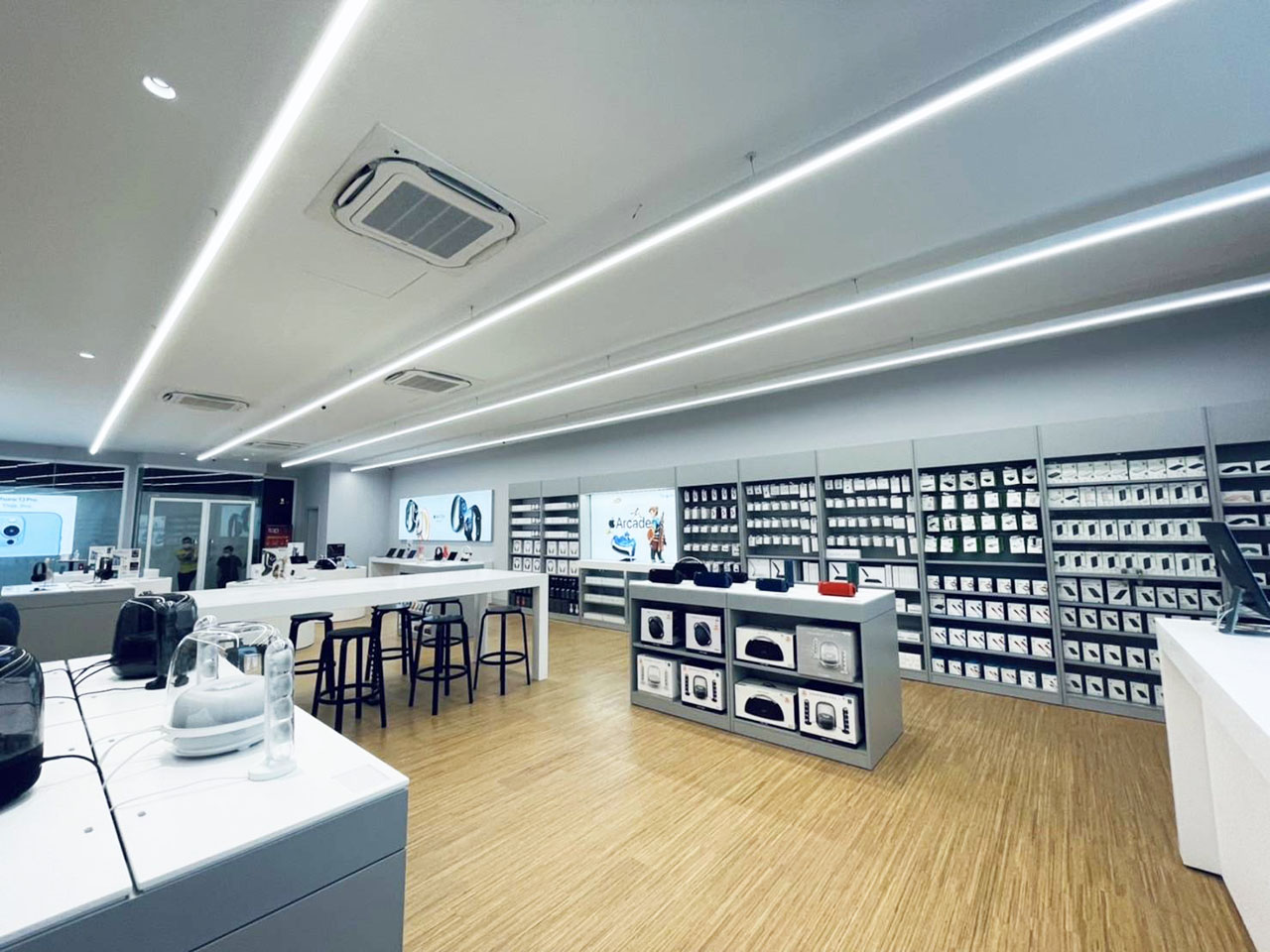 Vào chính ngày hôm nay, TopZone tưng bừng khai trương Apple Premium Reseller (APR) đầu tiên tại Hà Nội. Các bạn có thể đến trực tiếp cửa hàng hoặc chọn giao hàng tận nơi để được tận hưởng nhiều ưu đãi, khuyến mãi hấp dẫn. Trong đó nổi bật là iPhone mới giá sốc với số lượng có hạn. Vào chính ngày hôm nay, TopZone tưng bừng khai trương Apple Premium Reseller (APR) đầu tiên tại Hà Nội. Các bạn có thể đến trực tiếp cửa hàng hoặc chọn giao hàng tận nơi để được tận hưởng nhiều ưu đãi, khuyến mãi hấp dẫn. Trong đó nổi bật là iPhone mới giá sốc với số lượng có hạn.