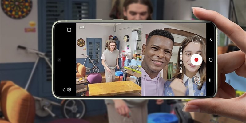 Tính năng Dual Recording cho phép bạn quay cả 2 video cùng một lúc với camera trước và camera sau. Nguồn: Samsung.