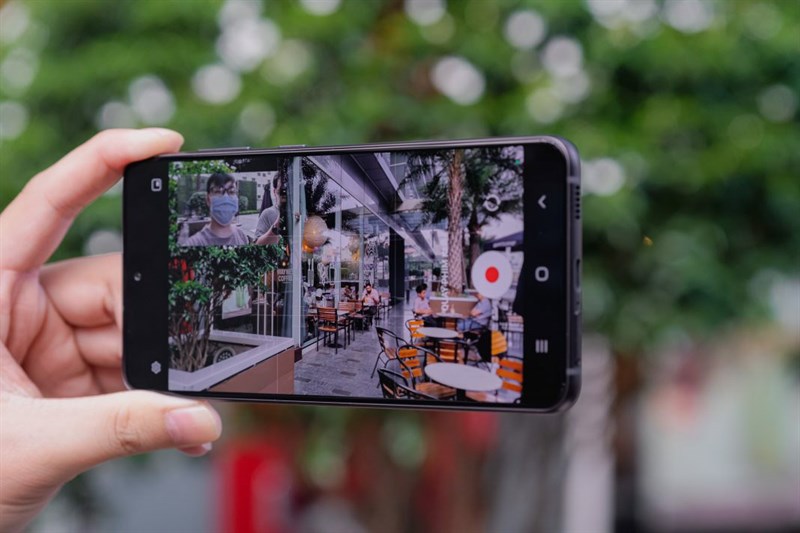 Tính năng Dual Recording trên Galaxy S21 FE 5G giúp mình lưu lại những khoảnh khắc đáng nhớ một cách đặc biệt hơn.