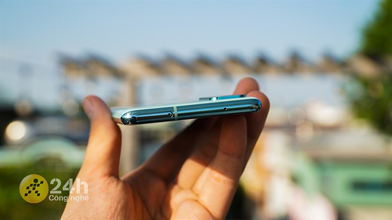 Cạnh trên của Samsung Galaxy S20 FE