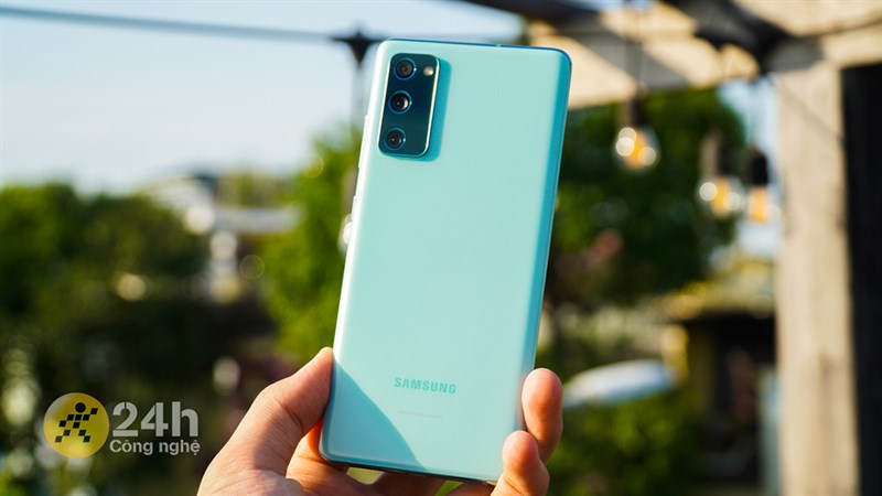 Samsung Galaxy S20 FE có thiết kế đơn giản với mặt lưng nhựa
