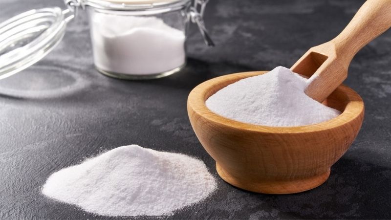 Sử dụng baking soda để vệ sinh vỉ nướng một cách nhanh chóng.