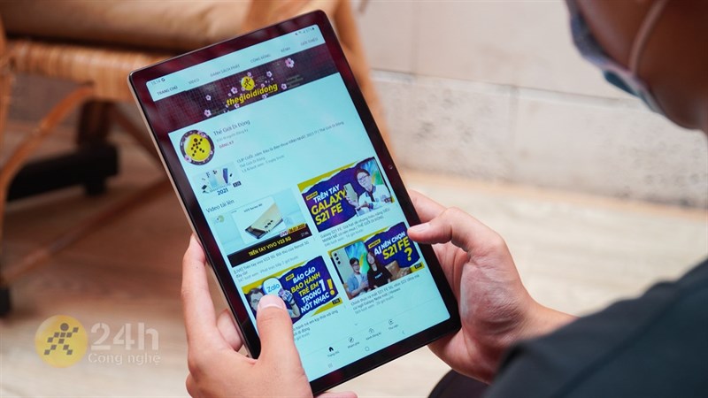 Galaxy Tab A8 (2022) khá nhẹ cho phép bạn cần máy sử dụng trong thời gian dài thoải mái hơn, đỡ bị mỏi tay. Galaxy Tab A8 (2022) khá nhẹ cho phép bạn cần máy sử dụng trong thời gian dài thoải mái hơn, đỡ bị mỏi tay.