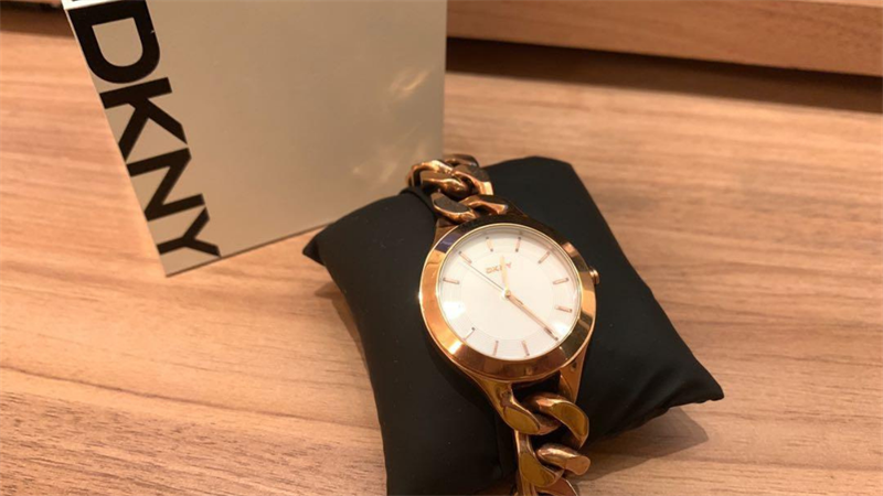Hãng đồng hồ DKNY cũng là một thương hiệu nổi tiếng đến từ Mỹ. Nguồn: Carousell