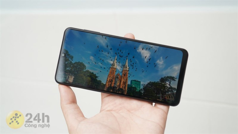 Galaxy A22 sở hữu màn hình rộng và sắc nét giúp nâng cao trải nghiệm người dùng