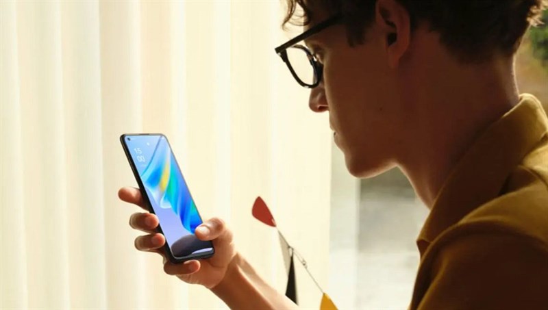 Việc cầm nắm OPPO Reno6 Lite khá dễ dàng nhờ các góc cạnh được bo tròn. Nguồn: SparkChronicles. 