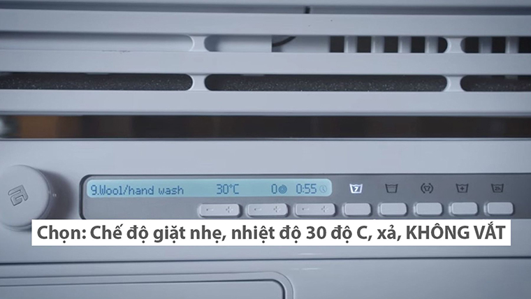 Bạn cho áo vào trong máy giặt và chọn các chế độ giặt nhẹ như: Giặt tay (Hand wash), Giặt áo len (Wool wash)