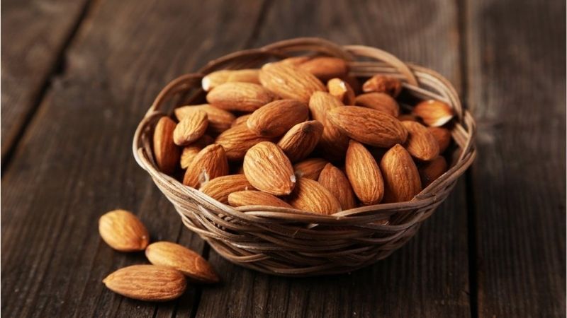 Hạnh nhân chứa rất nhiều chất dinh dưỡng, bao gồm chất béo lành mạnh, vitamin E, mangan và magiê