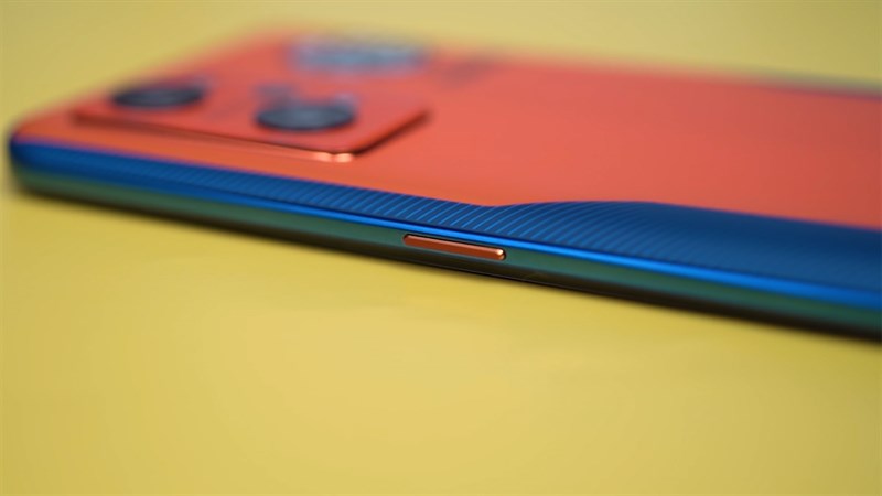 Cạnh bên của máy là nút nguồn có màu sắc nổi bật so với khung viền