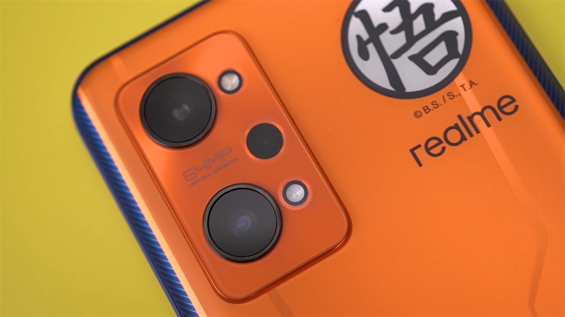 Realme GT Neo 2 Dragon Ball có cụm camera hình chữ nhật gồm 3 cảm biến