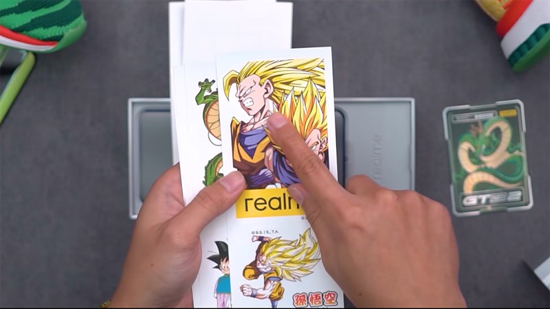 Bên trong hộp đầy đủ phụ kiện đi kèm, còn có sticker và thẻ bài Dragon Ball