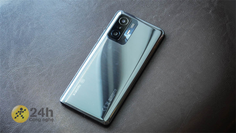 Xiaomi 11T Pro có ngoại hình tương đối giống với Xiaomi Mi 11
